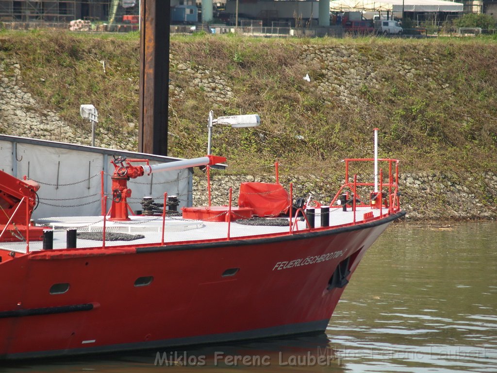 Feuerloeschboot 10-2      P189.JPG